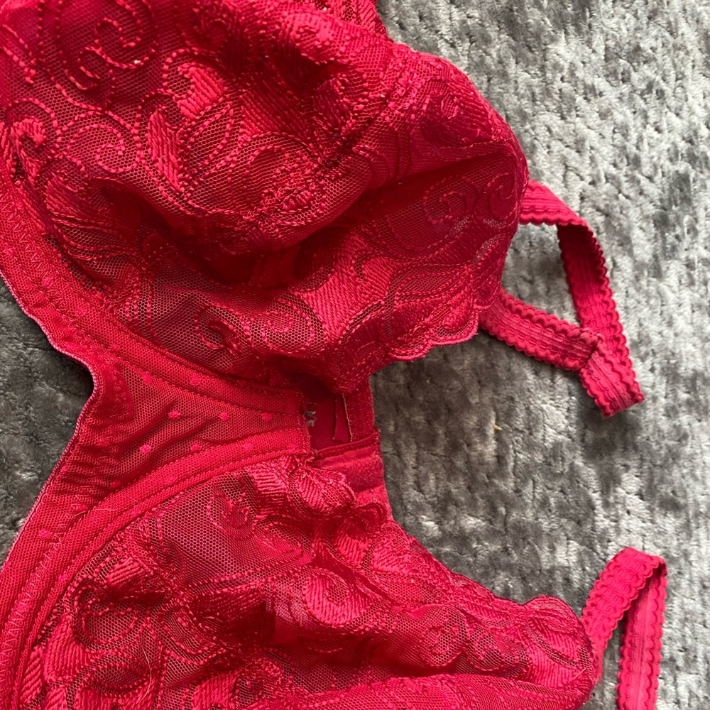 Red hot bra - Picture 2 of 3